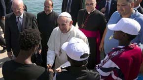 El papa Francisco a su llegada a Lampedusa. 