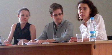 Edward Snowden, en su reunión con activistas en el aeropuerto de Moscú (Efe).