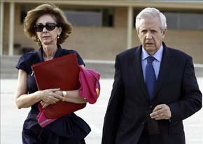 Javier Gómez de Liaño junto a su mujer, María Dolores Márquez de Prado, tras su reunión en Soto del Real con Luis Bárcenas. Foto EFE