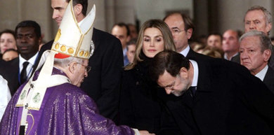 Mariano Rajoy saluda con una reverencia al arzobispo de Madrid, Antonio María Rouco Varela. (EFE)