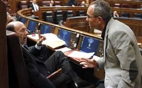 El líder del PSOE, Alfredo Pérez Rubalcaba (i), y el portavoz adjunto de la Izquierda Plural, Joan Coscubiela (d), conversan en el pleno del Congreso de los Diputados. EFE

