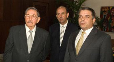 El presidente cubano Raúl Castro (i), Carlos Lage (c) y Felipe Pérez Roque (d) ayer en La Habana 