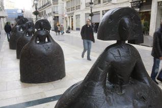 Uno de los conjunto escultoricos en plena calle Larios, muestra la creatividad del valenciano Manolo Valdés  