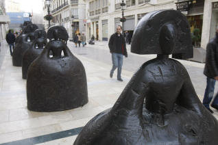 Uno de los conjunto escultoricos en plena calle Larios, muestra la creatividad del valenciano Manolo Valdés  