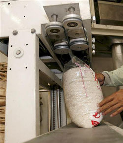 El gobierno venezolano dice que las procesadoras destinan menos del 10% de la producción al arroz de precio regulado