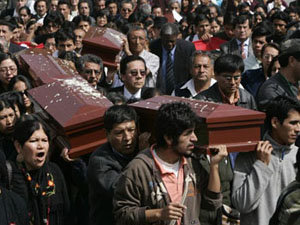Entierro de víctimas de los sucesos de la Cantuta en julio de 1992 durante el gobierno de Fujimori 