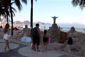 Las esculturas de la mujer brasileña en una playa de Río 'se visten' por respeto a Papa 