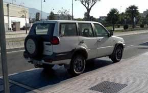 Coche en plaza reservada para discapacitados