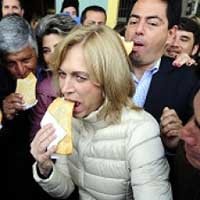 Matthei cumpliendo el rito de todo político que se precie: Comer una empanada en público