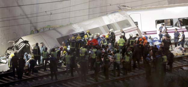 80 muertos y 130  heridos en el accidente de tren de Santiago