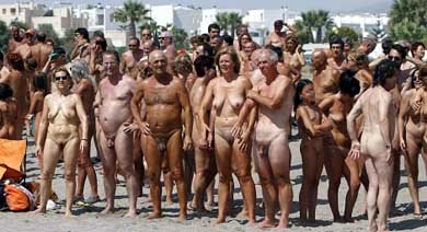Lograron en récord Guinness al mayor baño colectivo desnudo del mundo. 