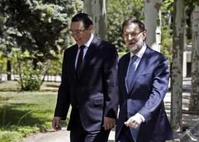 Mariano Rajoy con su homólogo rumano, Victor Ponta en los jardines de la Moncloa