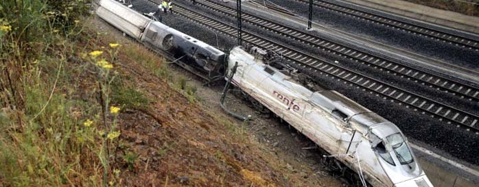 Imagen del tren descarrilado cerca de Santiago (EFE)