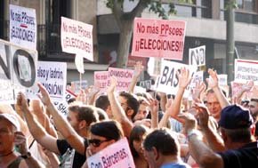 Miles de manifestantes piden la dimisión del Gobierno frente a la sede nacional del PP en Madrid.- JAIRO VARGAS