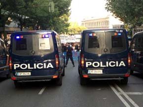 Un millar de personas reclama ante la sede nacional del PP la dimisión de Rajoy 