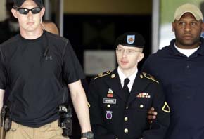 El soldado Maning, a su llegada al juicio. (REUTERS)

