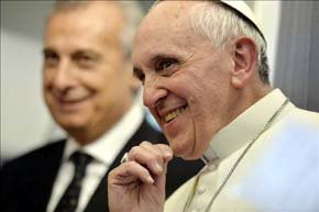 El papa Francisco da una rueda de prensa a bordo del avión que le trasladó a Italia tras abandonar Río de Janeiro (Brasil). EFE