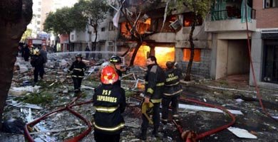 El equipo de bomberos realiza las tareas de rescate en el edificio de Rosario| Afp
