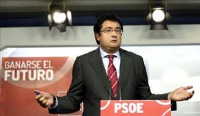 El secretario de Organización, Óscar López, en la rueda de prensa posterior a la reunión extraordinaria de la Ejecutiva Federal del PSOE, este miércoles en Madrid. EFE