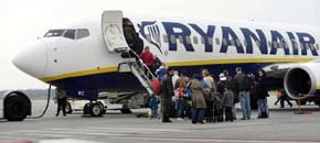 Varios pasajeros embarcan en un vuelo de Ryanair. (EFE)