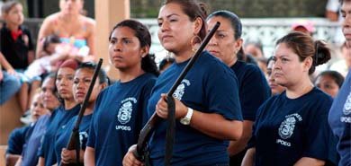 Un centenar de mujeres mexicanas toman las armas para defender su pueblo
