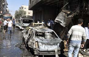 Varios vecinos inspeccionan las daños producidos tras una explosión que ha tenido lugar en el barrio de Jaramana, en Damasco.- EFE