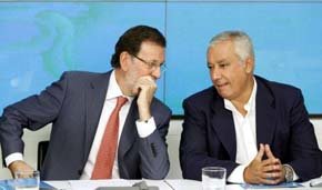 Mariano Rajoy (i) junto a Javier Arenas