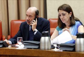 El secretario general del PSOE, Alfredo Pérez Rubalcaba, y la portavoz del PSOE, Soraya Rodríguez, en el Congreso. EFE/Archivo