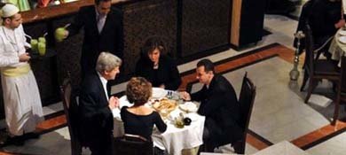 John Kerry cena con Bachar al Asad en restaurante de Damasco en febrero de 2009 (Buzz Feed).