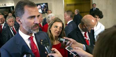 El príncipe Felipe junto a la princesa Letizia, realiza declaraciones a la prensa, tras la presentación de la candidatura de Madrid 2020 en la 125 sesión del Comité Olímpico Internacional (COI), en Buenos Aires (Argentina). EFE