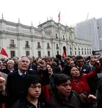 Cientos de personas se concentran alrededor de la estatua de Allende en el Palacio de la Moneda, en Santiago de Chile.