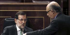 El presidente del Gobierno, Mariano Rajoy, conversa en el Congreso con el ministro de Hacienda, Cristóbal Montoro / EFE -Archivo