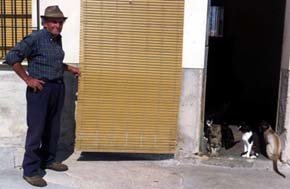 Pascual, frente a su vivienda de la localidad murciana de Jumilla. (Foto: Vidal Coy)