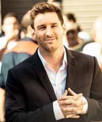 Messi sonriente y aclamado al llegar a declarar