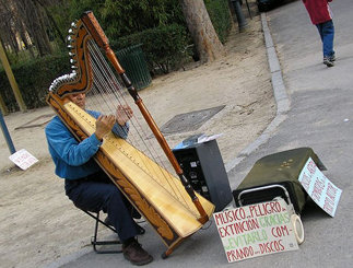 Un arpista paraguayo en el parque El retiro de Madrid 