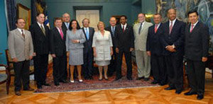 La foto de familia, con los ministros de defensa de los paÃ­ses participantes, mÃ¡s la presidente chilena, Michelle Bachelet en el Palacio de la Moneda, en Santiago de Chile. 