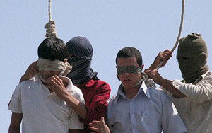 En Irán, la homosexualidad se castiga con la horca. En imagen de archivo, dos jóvenes gays poco antes de ser ejecutados