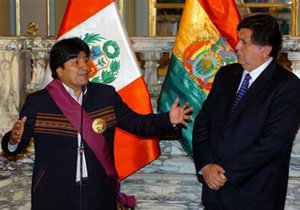Morales (i) está irritado con el presidente peruano Alan García.(imagen de archivo)