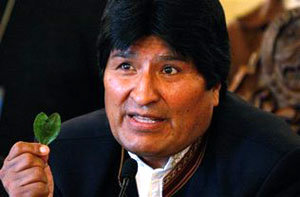 El presidente de Bolivia, Evo Morales, muestra una hoja de coca durante una conferencia de prensa en el palacio de gobierno en La Paz, el lunes 9 de marzo de 2009. 
