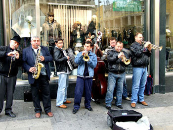En Madrid, hay varios “puntos calientes” que los artistas callejeros procurar ocupar. En la imagen, un grupo de músicos este-europeos, en la plaza de Callao. 