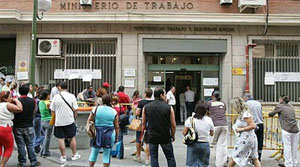 Inmigrantes hacen cola en la oficina de la calle BretÃ³n de los Herreros, en Madrid