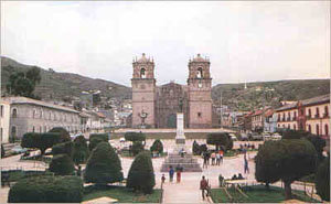 Plaza de Armas en la ciudad de Puno, 1.000 kms al sur de Lima, en Peru 