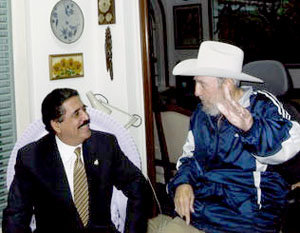 El presidente hondureño Manuel Zelaya junto al ex presidente cubano Fidel Castro 