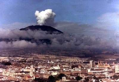 El volcán Galeras, ubicado a unos 530 kms al sureste de Bogotá 