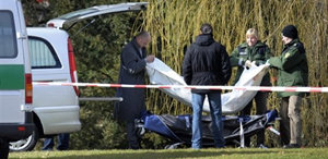 Agentes retiran el cadáver de una de las víctimas del estudiante de 17 años que el 11 de marzo de 2009 irrumpió a balazos en una escuela de Alemania y mató 15 personas antes de ser abatido por la policía.