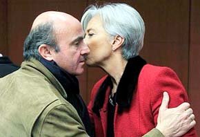 La directora del FMI Christine Lagarde saluda al ministro español de Economía Luis de Guindos 