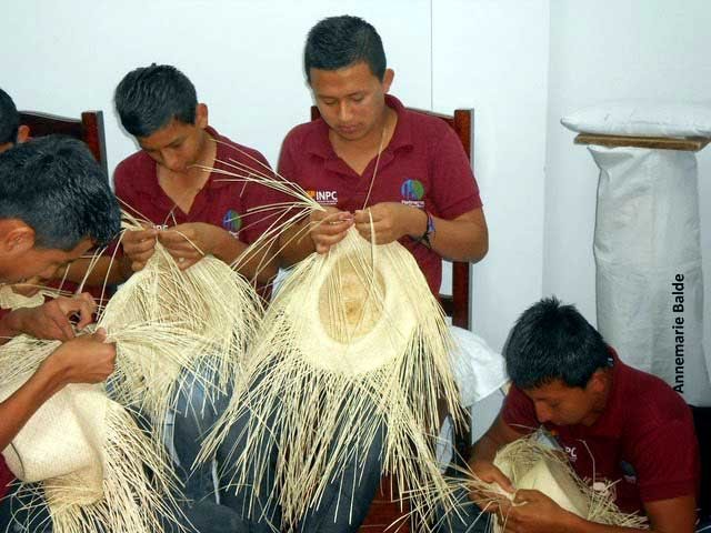 Pile de Manabí y sus famosos sombreros de paja toquilla
