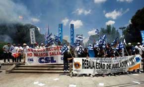 Protesta de empleados públicos exigiendo la rebaja de la edad de jubilación. 

