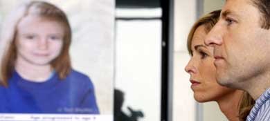 Kate y Gerry McCann junto a una imagen que muestra el aspecto que tendría hoy en día Madeleine (Reuters).