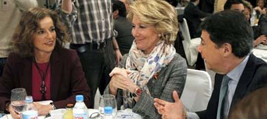 Ana Botella (i), Esperanza Aguirre (c) e Ignacio González (d). (EFE)